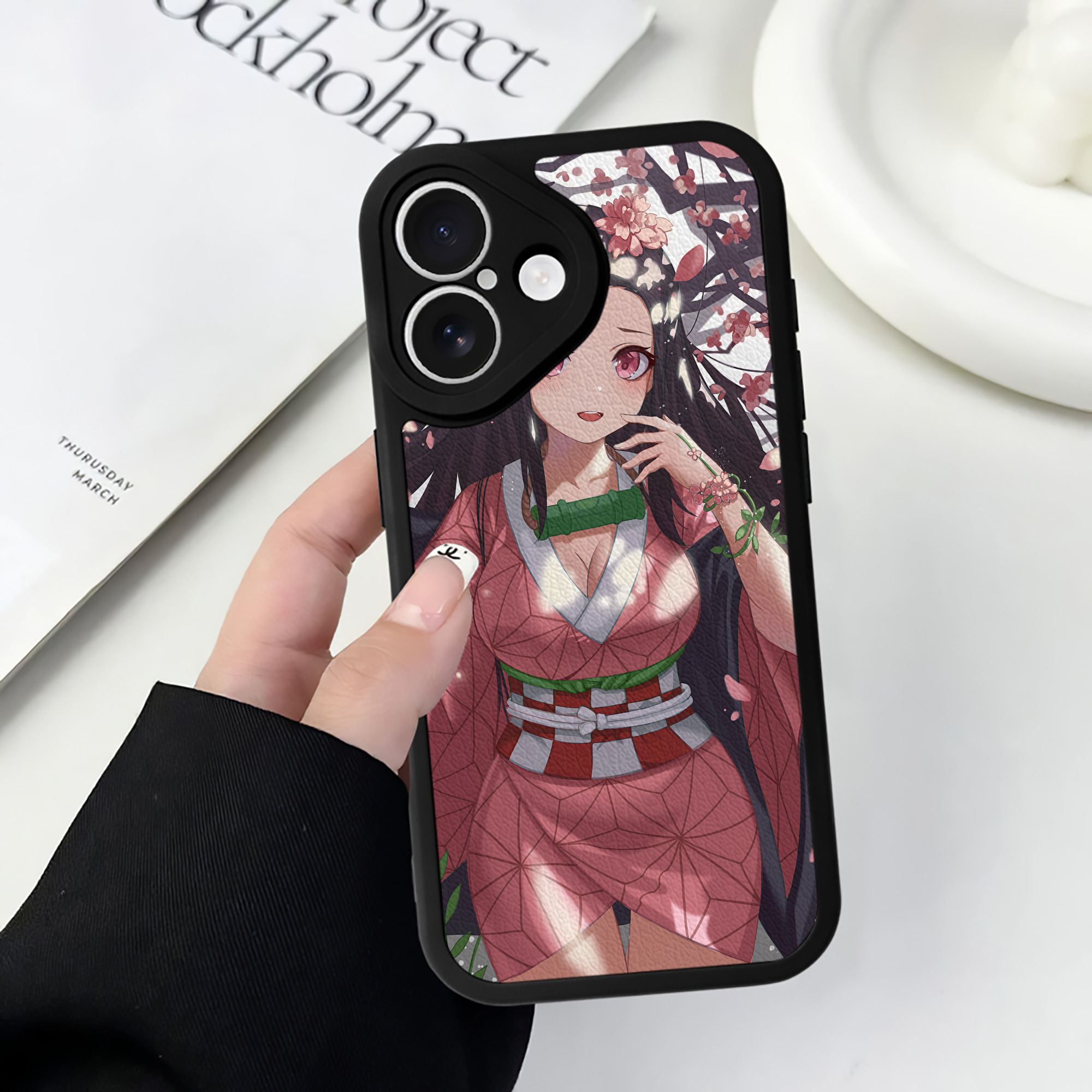 （画像用） 鬼滅の刃（きめつのやいば）竈門 禰󠄀豆子／かまど ねずこ Kamado Nezuko 【iPhone 16シリーズ対応】シリコンスマホケース（レザー調） 材質：シリコン